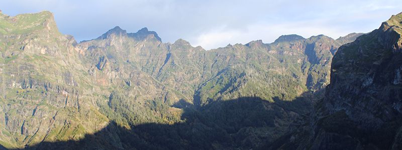 De grna bergen vid Eira do Serrado, Nunnornas dal p Madeira.